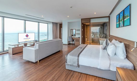 Phòng Junior Suite khách sạn 4 sao có sofa và tivi nhìn thẳng ra biển Ninh Chử và hồ bơi, Long Thuận Hotel & Resort cạnh bãi tắm Bình Sơn, thành phố Phan Rang Tháp Chàm, Ninh Thuận