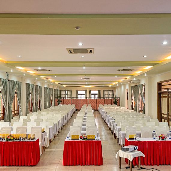 MICE & EVENTS, Long Thuan Hotel & Resort, khu lưu trú cao cấp cạnh biển Ninh Chử , cách trung tâm Tp Phan Rang 2 km. Phòng họp sức chứa từ 250 người